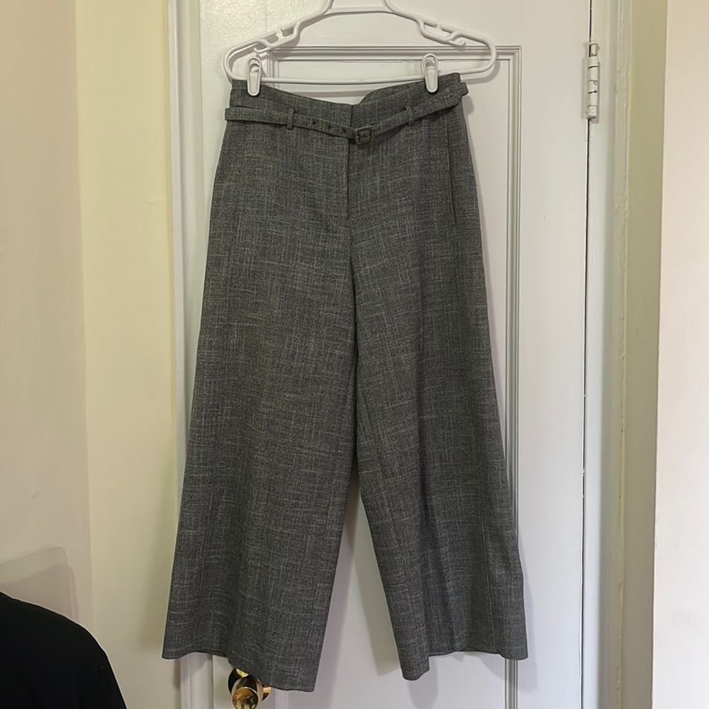 Wide-leg gray pant with matching belt